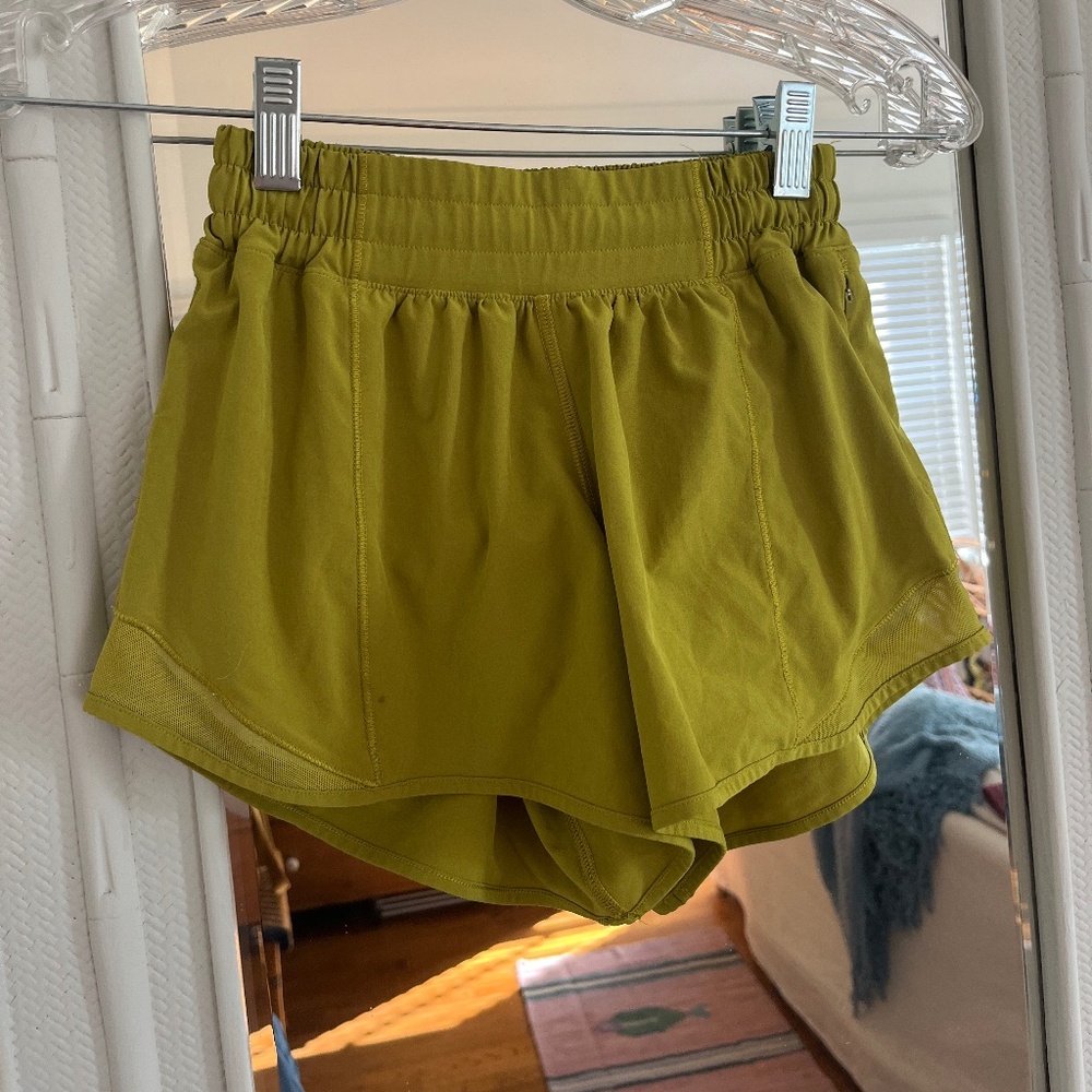 Lululemon Hotty Hot Low-Rise Lined Short 2.5"